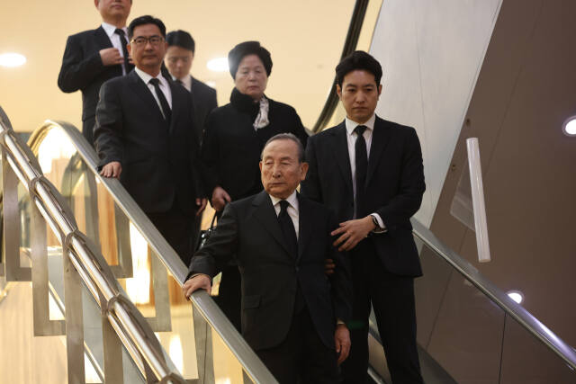 조양래 한국앤컴퍼니 명예회장이 지난달 31일 오후 서울 서대문구 연세대학교 신촌 세브란스병원 장례식장에 마련된 친형 고 조석래 효성그룹 명예회장의 빈소를 조문하고 있다./연합뉴스