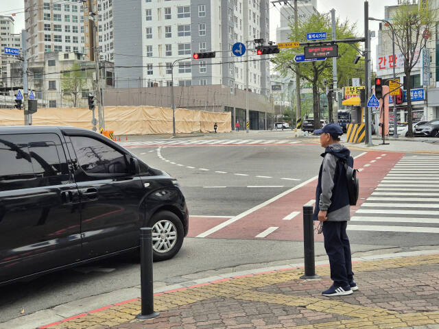 14일 수원특례시 장안구 송죽동의 한 사거리에서 승합차량이 일시정지 하지 않고 우회전하고 있다. 이건혁기자