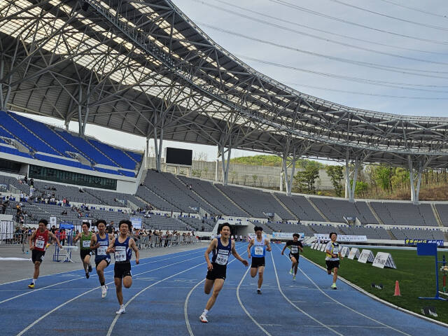 14일 용인미르스타디움서 열린 2024 교육감기 육상대회 겸 제53회 전국소년체육대회 선발전 중등 3년부 육상 100m 결승서 주민우(안산 단원중)가 11초44의 기록으로 결승선을 통과하고 있다.경기도육상연맹 제공