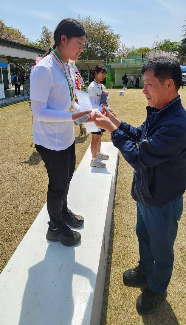 제19회 수원시협회장기 초·중양궁대회 겸 제53회 전국소년체전 경기도대표 최종선발전 여초부 개인종합서 1위를 차지한 차연주가 시상식서 우승트로피를 받고 있다.경기도양궁협회 제공