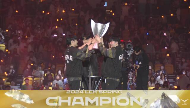 2024 LCK 스프링 우승 후 트로피를 들어올리는 젠지 선수들. LCK 화면 갈무리