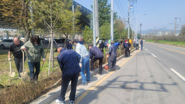 의왕시행정동우회원들이 왕송호수공원에서 자산홍꽃을 심고 있다. 의왕시 제공