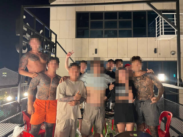 J파 조직폭력단체 조직원들 단체 사진 경기남부경찰청 제공