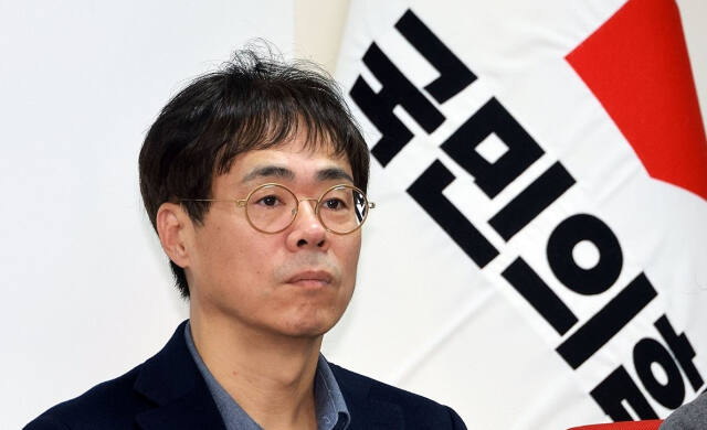 국민의힘 김경율 비상대책위원이 2월 15일 오전 서울 여의도 국민의힘 당사에서 열린 비상대책위원회의에서 생각에 잠겨있다. 연합뉴스