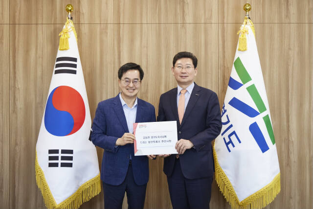 이상일 용인특례시장이 경기도청에서 김동연 경기도지사에게 시의 현안 관련 지원을 요청하고 자료를 전달하고 있다. 용인특례시 제공