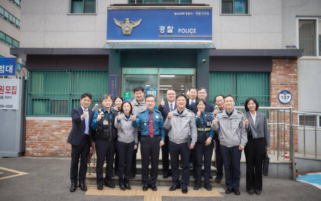 3일 주엽지구대를 격려 방문한 윤희근 경찰청장이 주엽지구대 경찰관들과 기념촬영을 하고 있다. 경찰청 제공