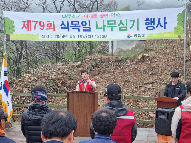 문경복 인천 옹진군수가 15일 대청면 소청도 식목일 나무심기 행사에서 기념사를 하고 있다. 군 제공