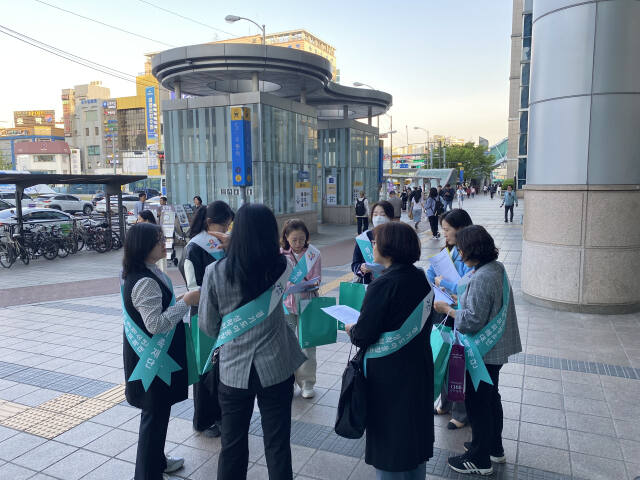 경기도여성가족재단 경기도아동청소년성착취대응센터가 수원 로데오거리 일대에서 ‘찾아가는 거리상담’(아웃리치)을 진행했다고 15일 밝혔다. 경기도여성가족재단 제공
