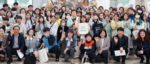 원순자 교육장, 학생, 학부모들이 의정부공유학교 올래 입학식에서 파이팅을 외치고 있다. 의정부교육지원청 제공