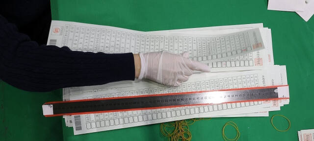 22대 국회의원선거일인 10일 오후 강원 춘천시 호반체육관에 마련된 개표소에서 개표사무원들이 비례대표 투표용지 검표 작업을 진행하고 있다. 연합뉴스