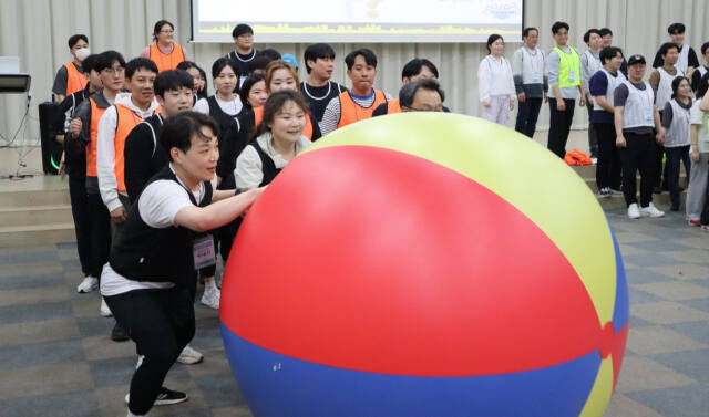 경기교통공사 임직원들이 한마음으로 공굴리기 게임을 하고 있다. 경기교통공사 제공