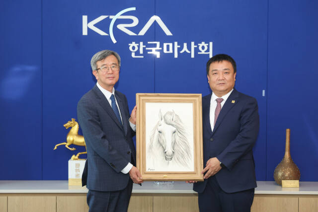 (왼쪽부터) 한국마사회 정기환 회장, 중국마업협회 위에 가오펑 사무총장. 한국마사회 제공