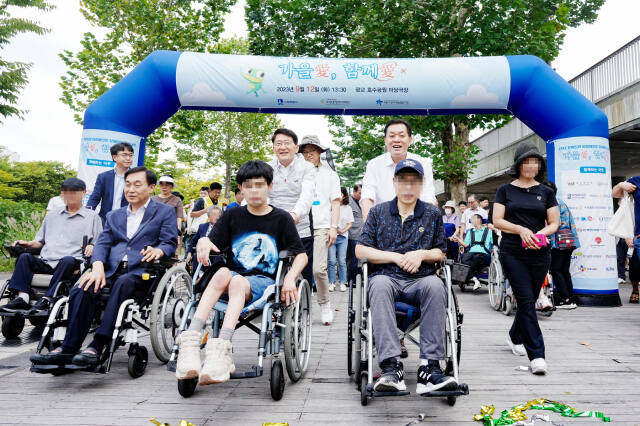 지난해 9월 열린 장애인과 비장애인이 함께하는 걷기대회 ‘가을愛 함께愛’에 함께한 이재준 수원특례시장(뒷줄 오른쪽). 수원특례시 제공