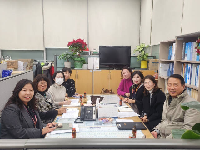 지난해 12월 발달장애인 부모들과 수원특례시 공직자들이 ‘새빛이음’에 관한 의견을 주고받았다. 수원특례시 제공