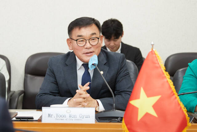 15일 오후 용인특례시의회 대회의실에서 열린 베트남 꽝남성 땀끼시 방문단과의 간담회에 참석한 의원 및 관계자들이 의견을 나누고 있다. 용인특례시의회 제공