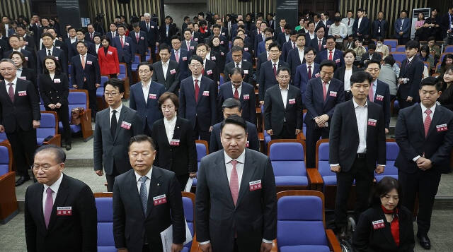 16일 국회에서 열린 국민의힘과 국민의미래 당선자 총회에서 제22대 국회 당선인들이 국민의례를 하고 있다. 연합뉴스