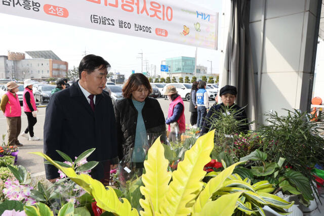지난달 인천 옹진군 영흥면에서 열린 꽃판매행사. 문경복 군수가 전시한 꽃들을 살펴보고 있다. 군 제공