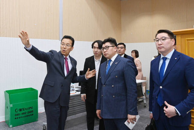 인천 연수구를 찾은 몽골 칭길테구 학생 및 관계자 방문단이 구청을 둘러보고 있다. 연수구 제공