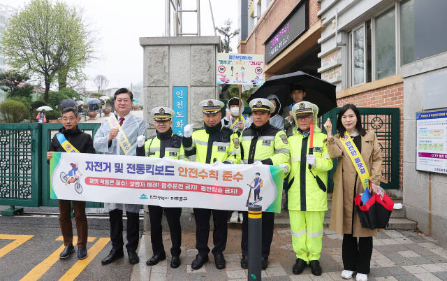 16일 도화초등학교 앞 스마트안전교차로에서 인천 미추홀구가 ‘어린이 교통사망사고 제로(ZERO)화 교통안전캠페인’을 하고 있다. 미추홀구 제공