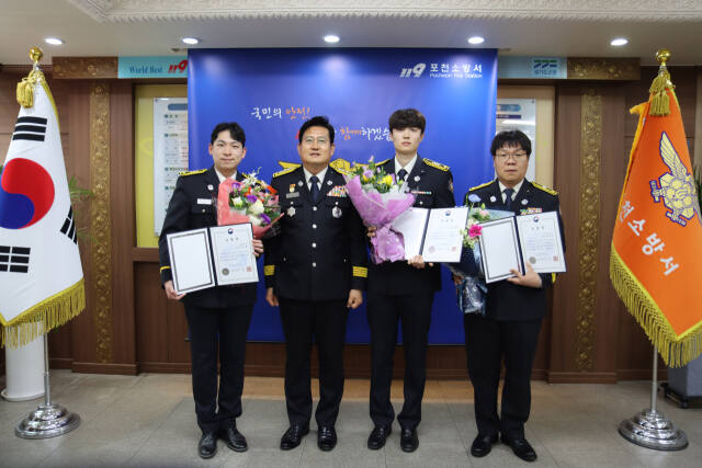 권웅 포천소방서장은 16일 서장실에서 이달의 모범 소방공무원으로 선발된 문재영 소방위 등 3명에게 표창장을 수여했다. 왼쪽부터 이규채 소방사, 권웅 포천소방서장, 천세연 소방사, 문재영 소방위. 포천소방서 제공
