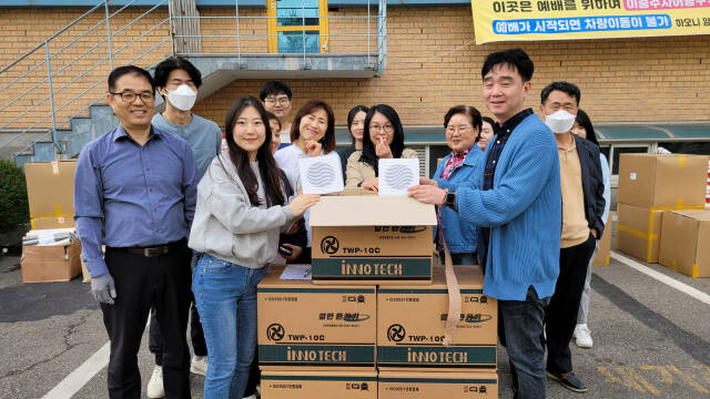 경기도아동그룹홈지원센터, 무풍지대, 이노텍 관계자들이 16일 안산빛나교회에서 그룹홈 아동들을 위한 후원 물품 전달식을 진행하고 기념촬영을 하고 있다. 경기도아동그룹홈지원센터 제공