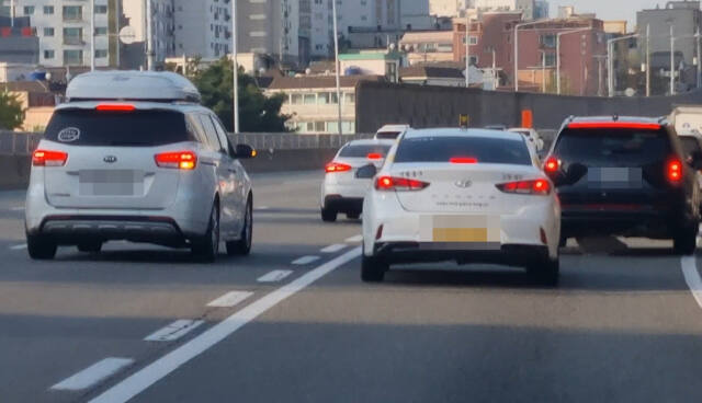 16일 오전 8시께 인천대로 도화IC에서 주안역으로 빠지는 진입로에 끼어들기 얌체 차량들로 정체가 빚어지고 있다. 이동현기자