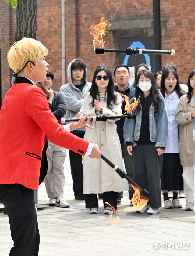16일 인천 중구 인천아트플랫폼 야외공연 유스테이지에서 청년 아티스트 원태윤 마술사가 멎진 공연을 선보이고 있다. 유스테이지는 청년 공연 예술인이 다양한 거리 공연을 할 수 있도록 시가 새롭게 마련한 인천아트플랫폼 야외 공연장으로 매주 화·수·목요일 오후 12시부터 오후 1시 30분까지 청년 아티스트와 시민들이 함께 즐기는 공연을 선보인다. 조병석기자
