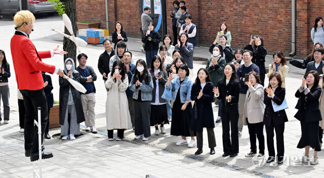 16일 인천 중구 인천아트플랫폼 야외공연 유스테이지에서 청년 아티스트 원태윤 마술사가 멎진 공연을 선보이고 있다. 유스테이지는 청년 공연 예술인이 다양한 거리 공연을 할 수 있도록 시가 새롭게 마련한 인천아트플랫폼 야외 공연장으로 매주 화·수·목요일 오후 12시부터 오후 1시 30분까지 청년 아티스트와 시민들이 함께 즐기는 공연을 선보인다. 조병석기자