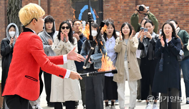 16일 인천 중구 인천아트플랫폼 야외공연 유스테이지에서 청년 아티스트 원태윤 마술사가 멎진 공연을 선보이고 있다. 유스테이지는 청년 공연 예술인이 다양한 거리 공연을 할 수 있도록 시가 새롭게 마련한 인천아트플랫폼 야외 공연장으로 매주 화·수·목요일 오후 12시부터 오후 1시 30분까지 청년 아티스트와 시민들이 함께 즐기는 공연을 선보인다. 조병석기자