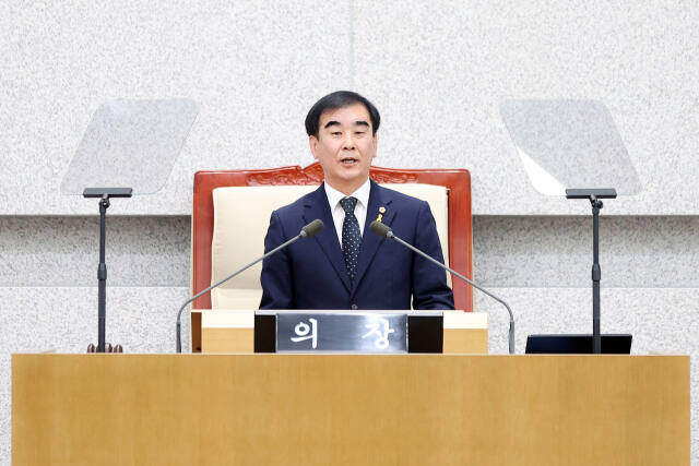 염종현 경기도의회 의장이 16일 제374회 임시회 제1차 본회의에서 개회사를 진행하고 있다. 경기도의회 제공