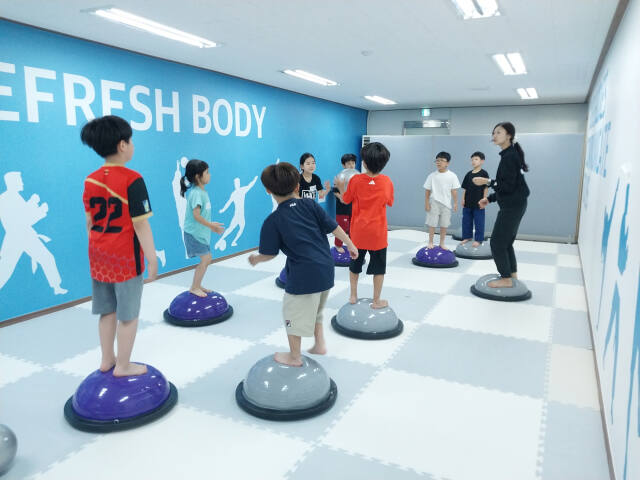 의왕시가 정보통신기술(ICT)을 기반으로 신체측정결과와 성장 예측치 등을 학부모와 학생에게 모바일로 제공하는 ‘청소년 스마트 건강관리사업’이 호응을 얻고 있다. 사진은 청소년 스마트 건강관리사업 성장센터 운동 프로그램. 의왕시 제공