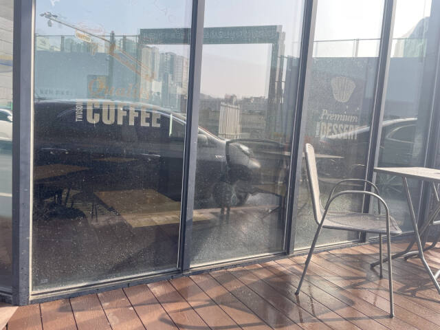 남양주 경의중앙선 도농~양정 철도복개 건설공사현장 앞 건물 1층 가게 창문에 흙탕물이 튄 모습. 독자 제공