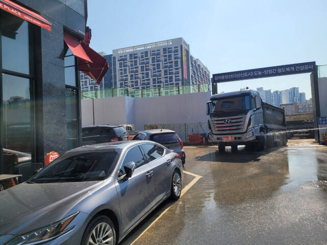남양주 경의중앙선 도농~양정 철도복개 건설공사현장 입구에서 화물차가 물로 바퀴를 씻는 모습. 독자 제공