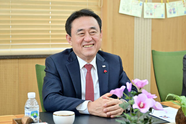 이충우 여주시장이 조직개편 단행 관련 설명하고 있다. 여주시 제공