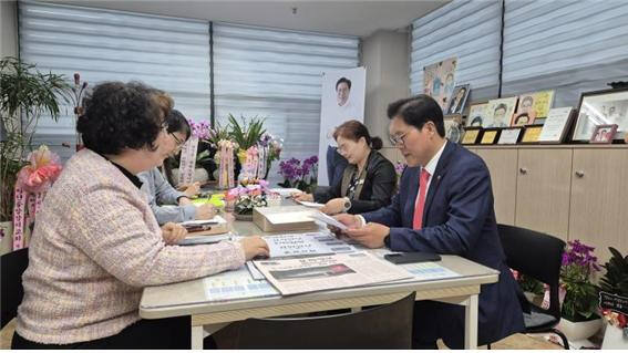 송석준 국회의원(오른쪽)이 이천시청에서 수도권 규제와 지역 현안 상황을 점검하고 해결방안과 총선공약 이행방법을 모색하는 실무회의를 하고 있다. 사진=송석준 의원실.