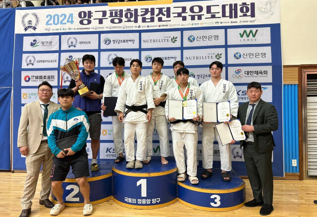 2024 양구평화컵 전국유도대회 남자 일반부 단체전서 시즌 2관왕에 오른 양평군청 선수단이 시상식 후 기념촬영을 하고 있다.양평군청 제공