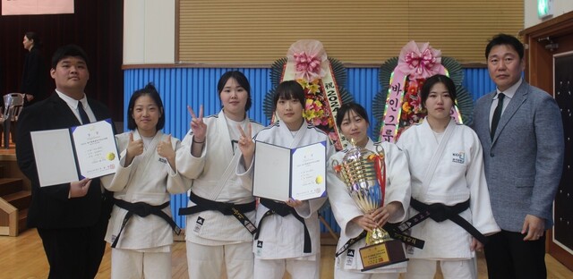2024 양구평화컵 전국유도대회 여자 대학부 단체전서 시즌 첫 정상에 오른 경기대 선수단이 시상식 후 우승트로피를 들고 기념촬영을 하고 있다.경기대 제공