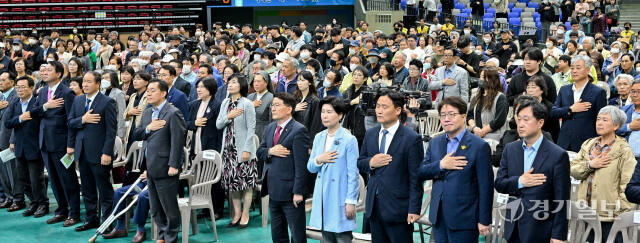 17일 오후 수원종합운동장 실내체육관에서 열린 ‘제44회 수원시 장애인의날 기념식’에서 이재준 수원특례시장, 김기정 시의회 의장, 백혜련·김영진·염태영·김준혁 국회의원 당선인 등 참석자들이 국민의례를 하고 있다. 윤원규기자