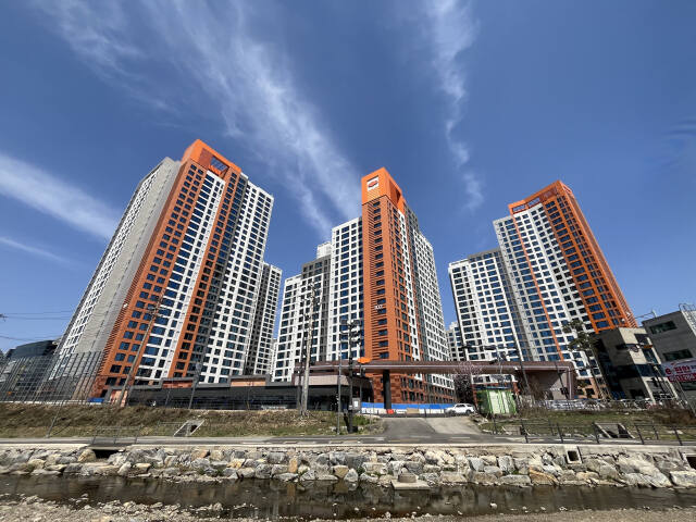 용인특례시 기흥구 마북동 대장 아파트 e편한세상 구성역 플랫폼시티가 이달 말 입주를 앞두고 각종 호재에 맞물려 각광받고 있다. 사진은 단지 전경. 엠디엠플러스 제공