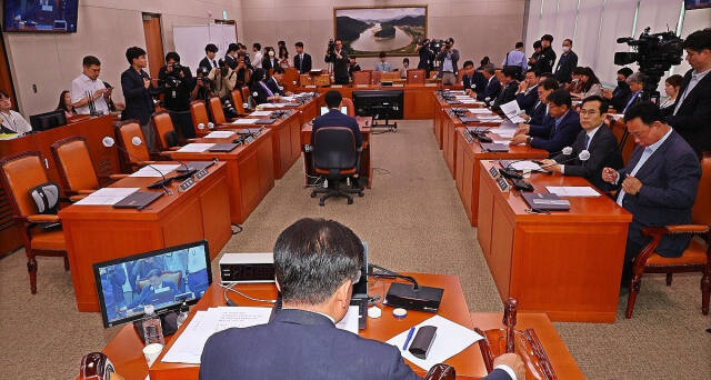 18일 서울 국회에서 열린 농림축산식품해양수산위원회 전체회의에서 소병훈 위원장이 '양곡관리법 개정안'과 '농산물 가격 안정법 개정안'을 국회 본회의에 직회부하는 안 등을 야당 단독으로 가결하고 있다. 연합뉴스