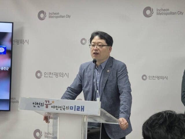 박찬훈 시 경제산업본부장이 18일 시청 브리핑룸에서 기자 질문에 답변하고 있다. 김지혜기자