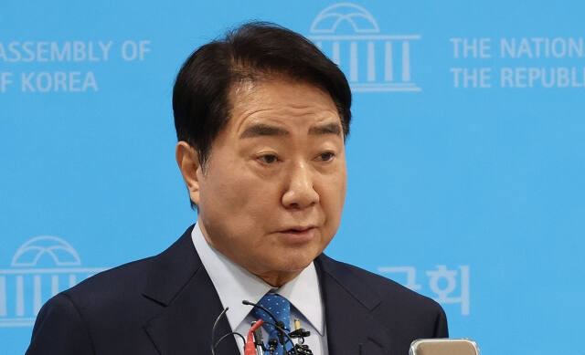 이석현 전 국회부의장이 지난해 12월 29일 국회에서 더불어민주당 탈당 기자회견을 하고 있다. 연합뉴스