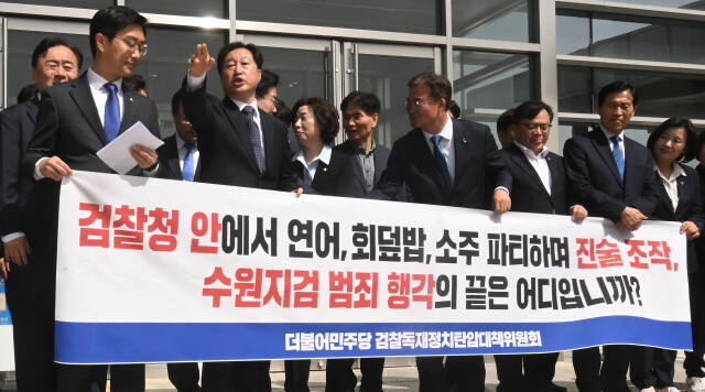 이화영 경기도 전 평화부지사의 이른바 '검찰청 술판 회유' 주장과 관련해 진실공방이 이어지고 있는 가운데 민주당 검찰독재정치탄압대책위원회가 18일 오전 수원지방검찰청 민원실 앞에서 '쌍방울 대북 송금 진술조작 의혹' 규탄 기자회견을 하고 있다. 민주당은 수원지검에 이어 수원구치소도 찾아 교도관 면담을 요청했고, 오후에는 대검찰청 민원실 앞에서 감찰을 촉구할 계획이다. 한편 검찰은 자체 조사 결과 명백한 허위 주장이라는 입장을 밝혔다.조주현기자