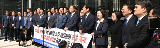 이화영 경기도 전 평화부지사의 이른바 '검찰청 술판 회유' 주장과 관련해 진실공방이 이어지고 있는 가운데 민주당 검찰독재정치탄압대책위원회가 18일 오전 수원지방검찰청 민원실 앞에서 '쌍방울 대북 송금 진술조작 의혹' 규탄 기자회견을 하고 있다. 민주당은 수원지검에 이어 수원구치소도 찾아 교도관 면담을 요청했고, 오후에는 대검찰청 민원실 앞에서 감찰을 촉구할 계획이다. 한편 검찰은 자체 조사 결과 명백한 허위 주장이라는 입장을 밝혔다.조주현기자