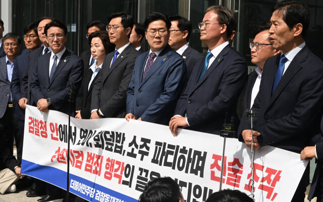 이화영 경기도 전 평화부지사의 이른바 '검찰청 술판 회유' 주장과 관련해 진실공방이 이어지고 있는 가운데 민주당 검찰독재정치탄압대책위원회가 18일 오전 수원지방검찰청 민원실 앞에서 '쌍방울 대북 송금 진술조작 의혹' 규탄 기자회견을 하고 있다. 민주당은 수원지검에 이어 수원구치소도 찾아 교도관 면담을 요청했고, 오후에는 대검찰청 민원실 앞에서 감찰을 촉구할 계획이다. 한편 검찰은 자체 조사 결과 명백한 허위 주장이라는 입장을 밝혔다.조주현기자