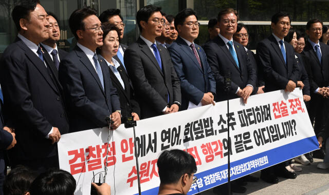 이화영 경기도 전 평화부지사의 이른바 '검찰청 술판 회유' 주장과 관련해 진실공방이 이어지고 있는 가운데 민주당 검찰독재정치탄압대책위원회가 18일 오전 수원지방검찰청 민원실 앞에서 '쌍방울 대북 송금 진술조작 의혹' 규탄 기자회견을 하고 있다. 민주당은 수원지검에 이어 수원구치소도 찾아 교도관 면담을 요청했고, 오후에는 대검찰청 민원실 앞에서 감찰을 촉구할 계획이다. 한편 검찰은 자체 조사 결과 명백한 허위 주장이라는 입장을 밝혔다.조주현기자