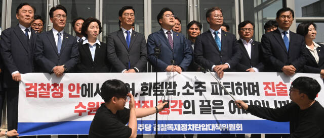 이화영 경기도 전 평화부지사의 이른바 '검찰청 술판 회유' 주장과 관련해 진실공방이 이어지고 있는 가운데 민주당 검찰독재정치탄압대책위원회가 18일 오전 수원지방검찰청 민원실 앞에서 '쌍방울 대북 송금 진술조작 의혹' 규탄 기자회견을 하고 있다. 민주당은 수원지검에 이어 수원구치소도 찾아 교도관 면담을 요청했고, 오후에는 대검찰청 민원실 앞에서 감찰을 촉구할 계획이다. 한편 검찰은 자체 조사 결과 명백한 허위 주장이라는 입장을 밝혔다.조주현기자