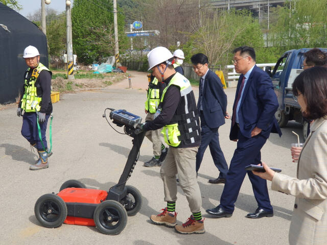 의왕시가 국토교통부와 협업으로 청계동 550-2번지 상수도 및 하수도 시설에 대한 측량작업현장을 합동으로 점검하고 있다. 의왕시 제공