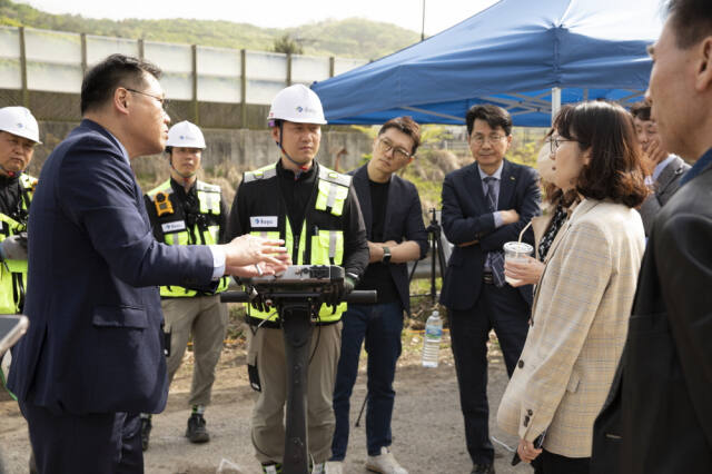 의왕시가 국토교통부와 협업으로 청계동 550-2번지 상수도 및 하수도 시설에 대한 측량작업현장을 합동으로 점검하고 있다. 의왕시 제공