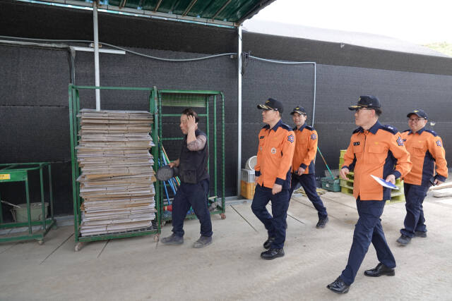 지난 17일 오후 처인구 포곡읍 둔전리 소재 한 주거용 비닐하우스 현장에서 안기승 용인소방서장을 비롯한 소방 관계자들이 화재예방컨설팅을 진행하고 있다. 용인소방서 제공